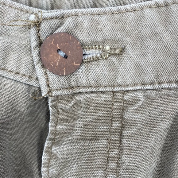 Carhartt khaki cargo short size 16 replaced button - Picture 4 of 5